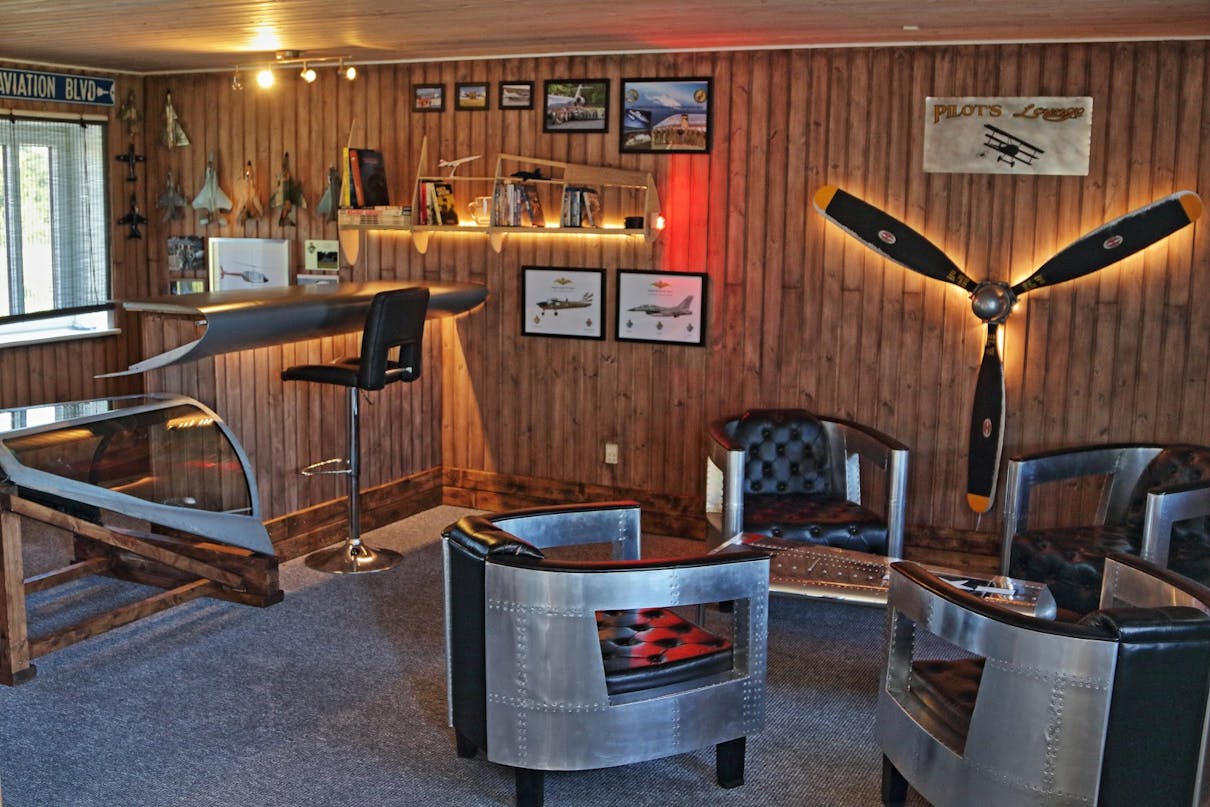 Flyvende bar med funksjonell skillevegg til stuen Flyvende bar med funksjonell skillevegg til stuen